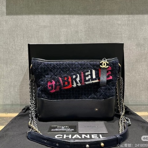 Chanel • 經典Gabrielle 海軍藍限量刺繡毛呢拼皮流浪包 中號 🈶保卡