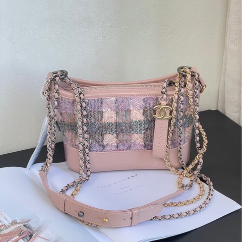 Chanel • 經典Gabrielle 粉色格紋編織金釦流浪包 小號