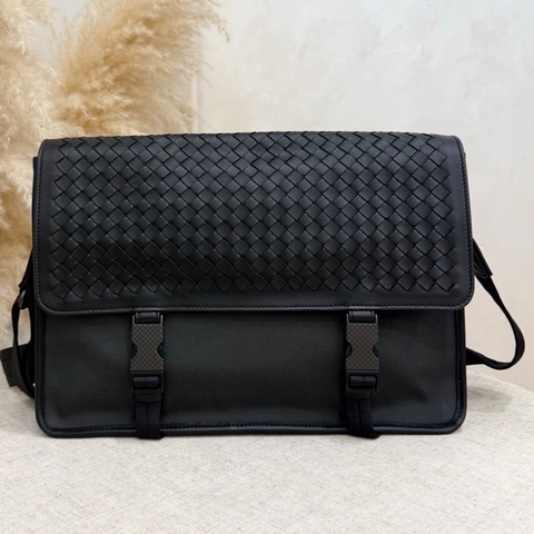Bottega Veneta 葆蝶家 Bv男士郵差包 黑色編織款 尺寸約33*25*10c