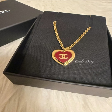 Chanel 酒紅愛心琺瑯項鍊