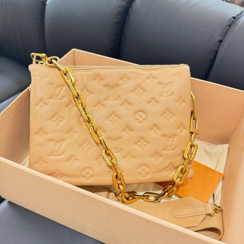 LV 路易威登 Coussin 奶茶色壓紋全皮單肩斜挎包