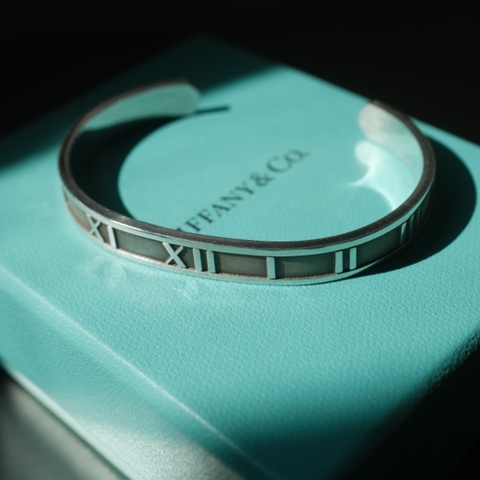 Tiffany & Co. Atlas 系列 經典羅馬數字 925純銀開口手鐲 / C型手環