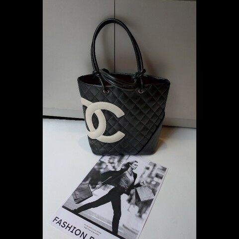 Chanel 黑底白雙C皮革康朋中托特包