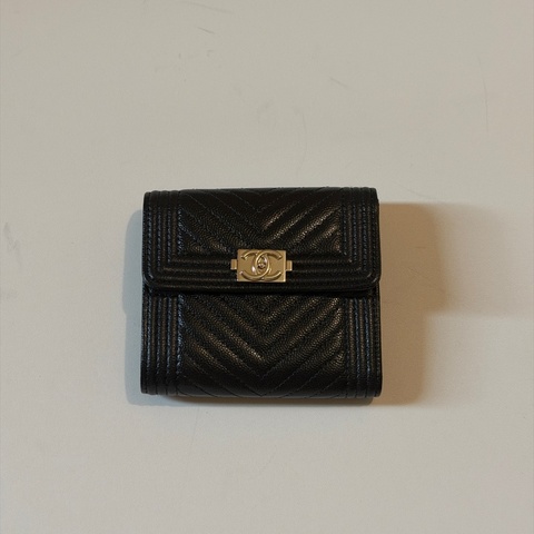 914intheair 『全新全配』Chanel 黑金牛 荔枝皮 三折短夾 山形紋boy短夾