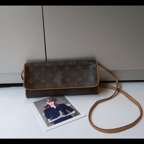 LV 老花斜背大信封包