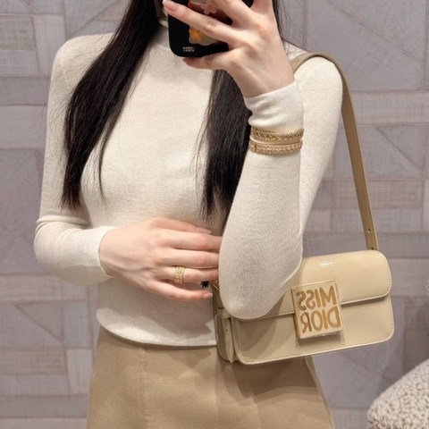 Dior Miss Dior系列 米色漆皮翻蓋包，磁吸扣開合 22x11x6cm 9新 配件塵袋