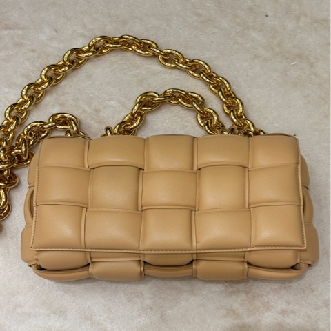 Bottega Veneta 燕麥米 Cassette 鏈帶包 枕頭包 全新