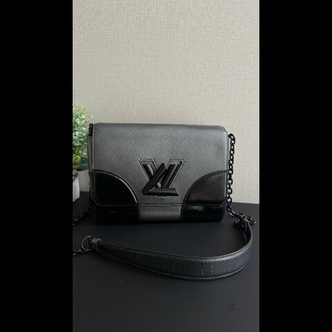 LV/路易威登 水波紋Twist中號
黑灰色