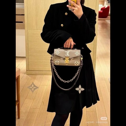 路易威登/Louis Vuitton Pochette Métis East  壓紋軟粒面牛皮革