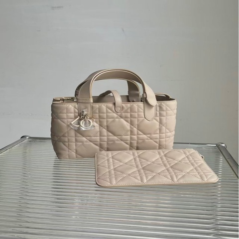 🤎🧡 Dior/迪奧 Toujours 小號奶茶色經典菱格紋牛皮材質尺寸：23 × 12 × 15.5cm