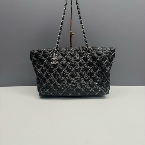 Chanel香奈兒 黑色外縫線羽絨tote 14開 98新