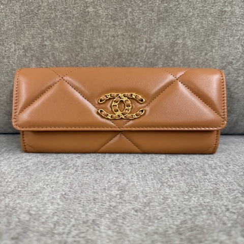 CHANEL  全新  19系列菱格紋焦糖色金釦中夾