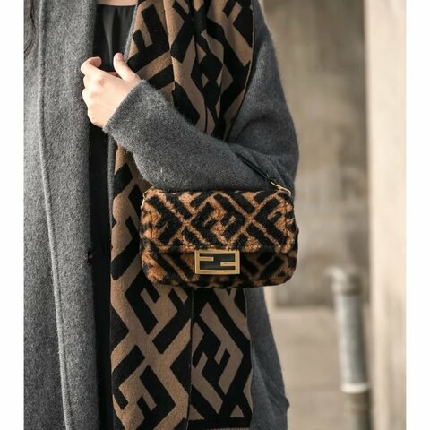 FENDI mini泰迪毛絨法棍 手提肩背斜背包 19*12*5cm 98新配件塵袋