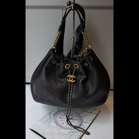 Chanel 寬帶束口金鍊黑皮兩用hobo 包