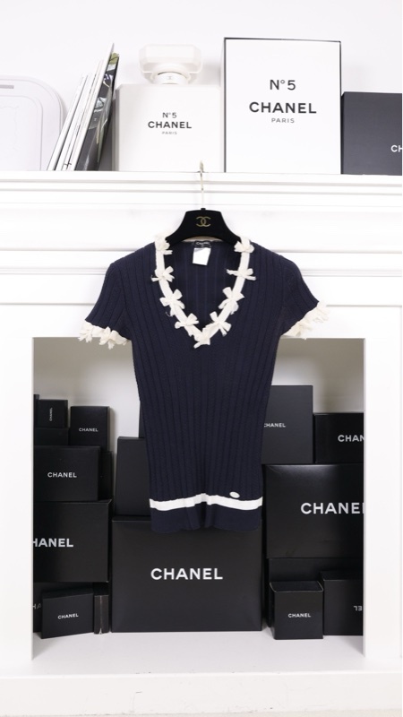 Chanel 06年春夏系列白色蝴蝶结V领滚边深蓝色针织短袖上衣