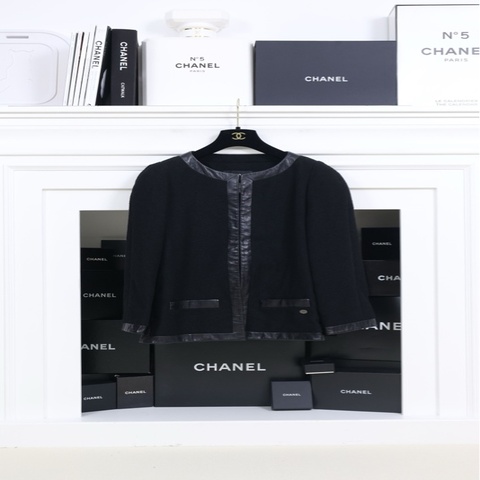 Chanel 13黑色皮质滚边圆领两口袋外套