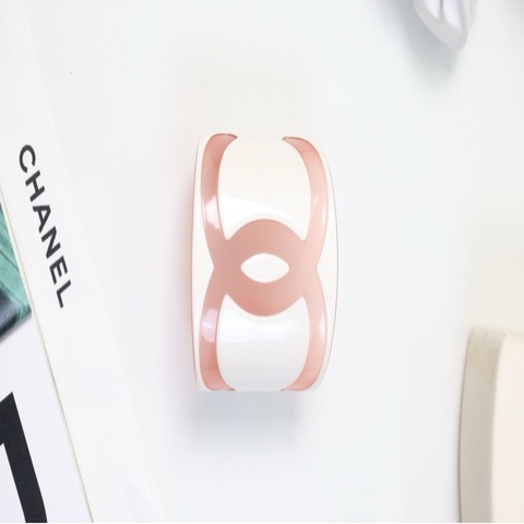 Chanel 04年粉白亚克力手镯