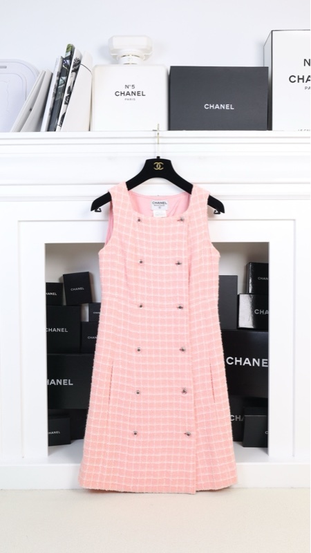 Chanel 97年樱花粉格纹亚克力双排扣无袖连衣裙
