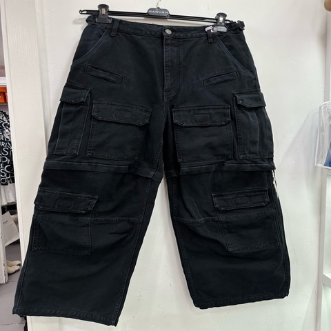 Balenciaga 25SS 巴黎世家 Cargo 工裝牛仔褲   比伯同款，做舊水洗炭黑色，上層短褲可拆卸，一褲兩穿 XS碼