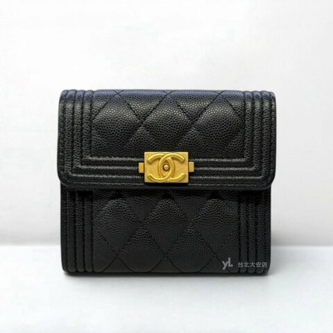 A13448-CHANEL BOY 黑色荔枝牛皮金釦三折短夾A80734