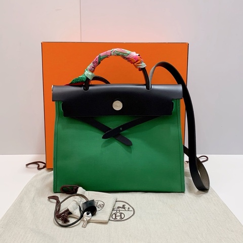 愛馬仕Herbag31 竹子綠帆布拼牛皮 銀扣 C刻  尺寸31x25x10 附件：塵袋鎖鑰匙