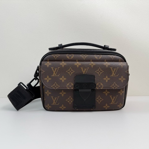 LV路易威登/Louis Vuitton S Lock Monogram Macassar 塗層棕色老花帆布 斜挎包手提包 黑色五金 芯片款 附件：肩帶
