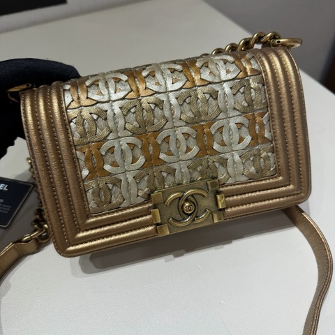 Chanel • 杜拜限定秀款香檳金色金釦Le Boy 20 小號 🈶保卡