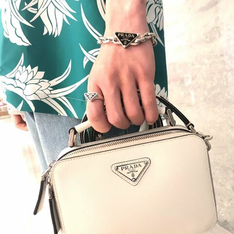Prada  Re-Edition 盒子相機包 黑白拼色Saffiano十字紋皮革 22*16*7  98新配件肩帶 子袋 盒子 塵袋