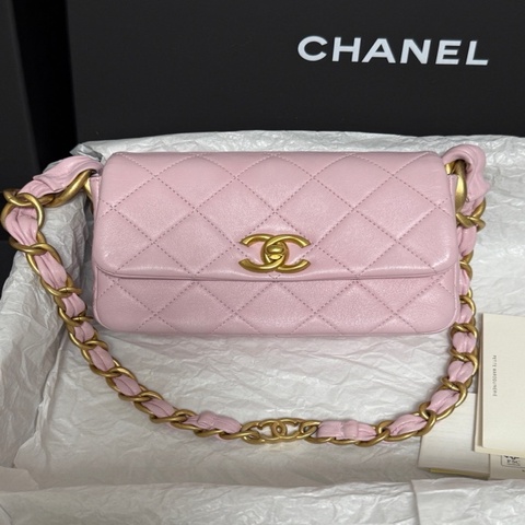 CHANEL 香奈兒24S粉色粗鏈條hobo羊皮金扣單肩腋下包