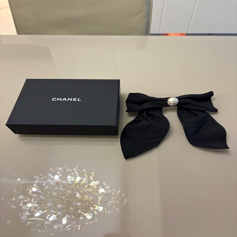 Chanel 蝴蝶結黑色，雙C扣髮夾