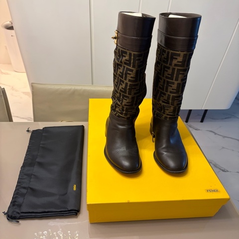 Fendi 牛皮配滿版Logo長筒靴