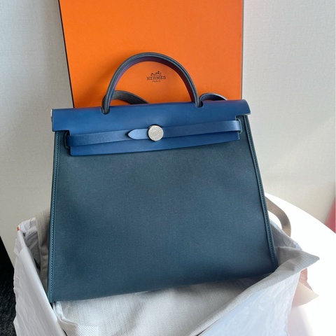 Hermes 愛馬仕 herbag31 藍色銀扣 C刻 [爱心]提示  1⃣️落單請咨訊商品庫存 ，確認有庫存再落單   2⃣️本賣場售賣商品有全新閒置 及二手 .二手商品均有使用痕跡 所有商品都是實物拍攝的~不同燈光下拍攝會有少少色差 以實物為準 發貨前會再次發細節圖~ 3⃣️全新閒置商品默認微瑕疵 完美主義者請移步專櫃