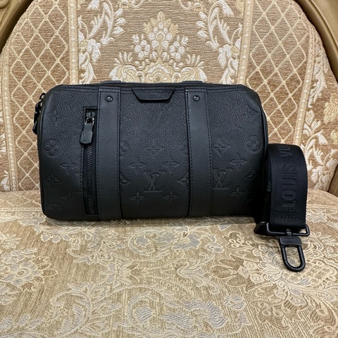 LV 黑牛皮壓紋黑釦CityKeepall肩斜背包M26750
