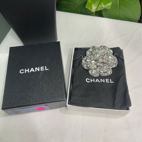【近新閒置品】Chanel 香奈兒山茶花滿鑽胸針 高貴氣質優雅知性魅力 寬約6cm