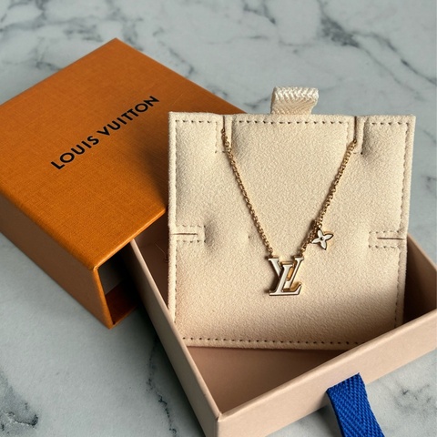 LV白琺瑯logo花卉項鍊🤍