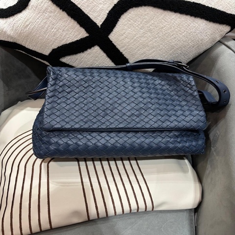 Bottega Veneta BV Shoulder Bag 深藍色小羊皮