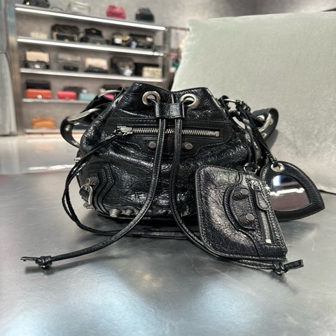 巴黎世家/BalenciagaLE CAGOLE Xs新款黑銀機車包水桶包單肩包斜挎包 黑色油臘皮