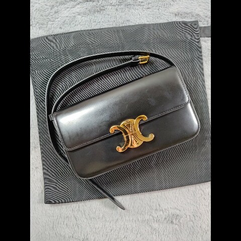 CELINE Claude / Triomphe 系列亮面小牛皮金釦肩背包（黑色）