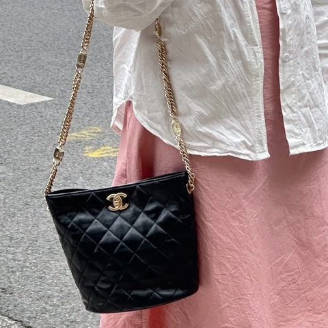 💎Chanel香奈兒｜23c黑金琺瑯徽章鏈條Hobo水桶包｜99新芯片款全配