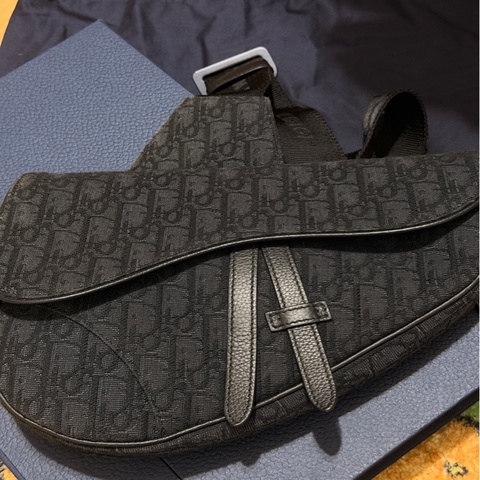 DIOR Saddle 黑刺繡老花馬鞍胸包