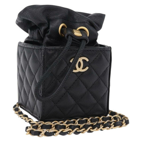 香奈兒 (CHANEL) 絎縫鏈條肩包，羊皮材質，黑色，金色 CC 標誌，貨號 196470M