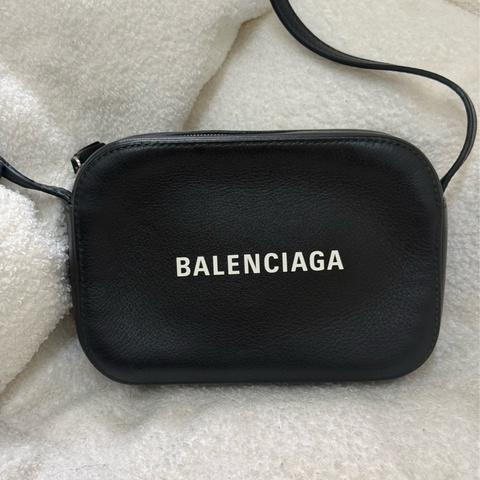 137035