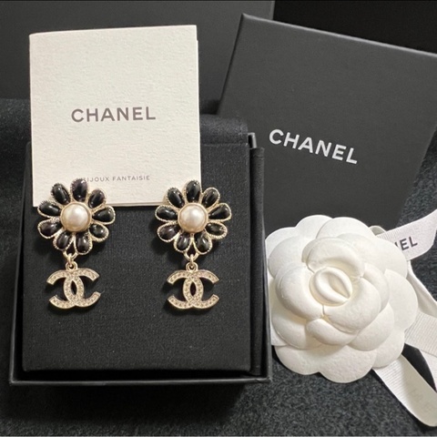 #Chanel 22k 小雛菊🌼珍珠蕊心❤️耳針式耳環