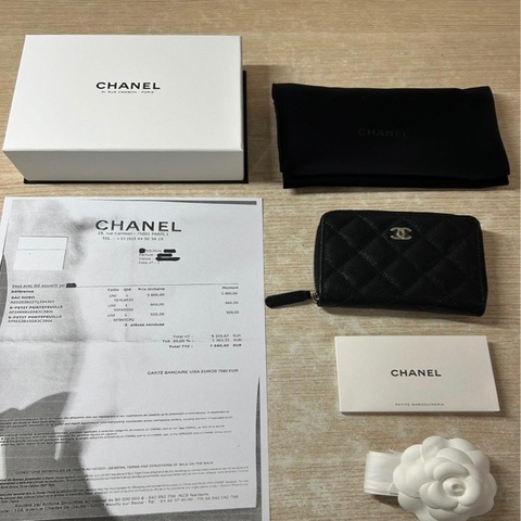 Chanel對開拉鍊黑牛金中夾