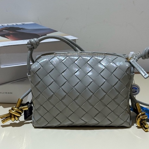 葆蝶家，Bottega Veneta 迷你Loop斜挎包 羊皮革 17x11x6cm