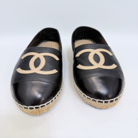 Chanel 黑羊皮雙C漁夫平底鞋38號
