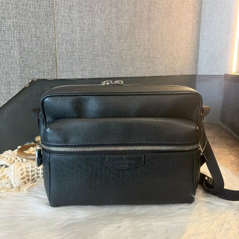 LV OUTDOOR MESSENGER PM 斜背 黑色