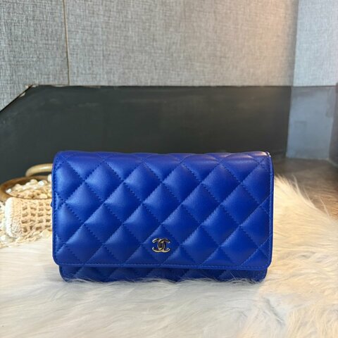 CHANEL 小牛皮金釦WOC鏈包 藍