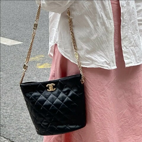Chanel香奈兒 23c黑金琺瑯徽章鏈條Hobo水桶包 99新✨️