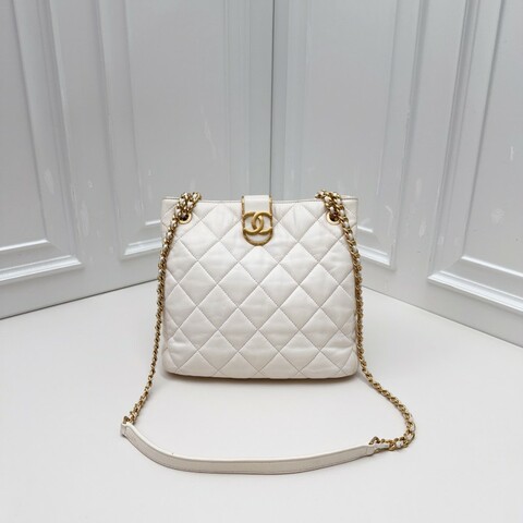 Chanel 白色羊皮小號琺瑯扣晶片 金屬雙C Logo